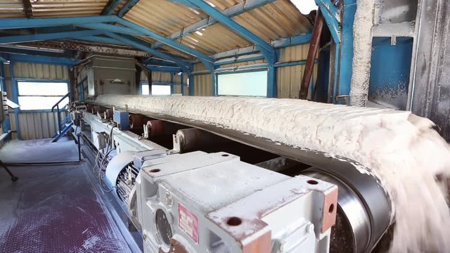 Conveyor belt transporting aluminium hydroxide to the storage facility