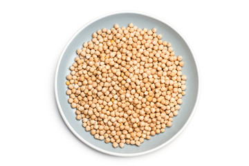 Garbanzos secos sobre plato gris y fondo blanco aislado. Vista superior