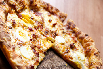 Pizza mit Ei und Speck
