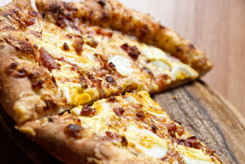 Pizza mit Ei und Speck