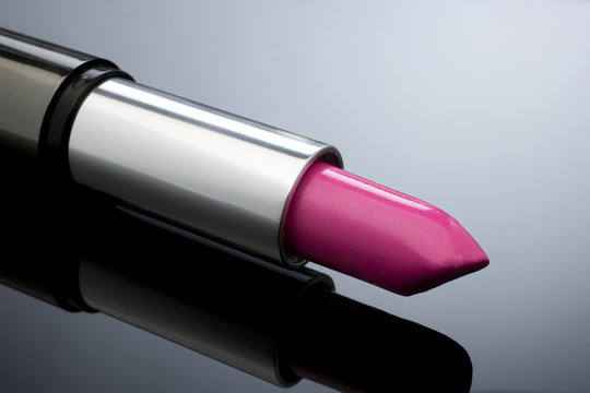 Barra de labios fucsia. Maquillaje