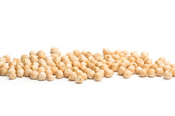 Garbanzos secos sobre fondo blanco aislado vista de frente. Copy space