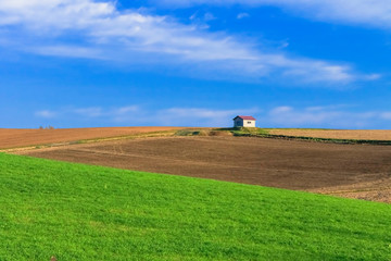 日本　北海道　草原と青空と赤い屋根の家