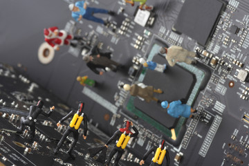 久しぶりにこの世界に帰ってきてパソコンの基盤の上で戸惑う潜水夫たちと人々