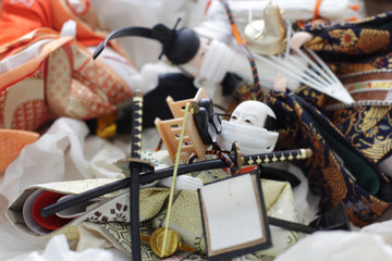 マスクをして埃をかぶり箱に収納された雛人形たち