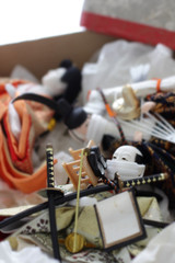 マスクをして埃をかぶり箱に収納された雛人形たち