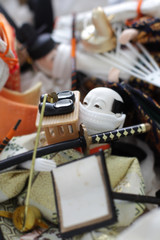 マスクをして埃をかぶり箱に収納された雛人形たち