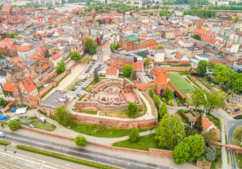 Krajobraz starego miasta w Toruniu z ruinami zamku krzyżackiego - widok z lotu ptaka. 