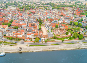 Toruń z lotu ptaka. Rzeka Wisła i stare miasto z ruinami zamku i  Bramą Mostową. © art08