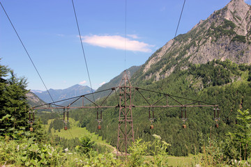 Fototapeta na wymiar Masten auf Berg mit Stromleitungen