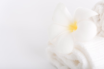Naklejka na ściany i meble White rolled towels decorate with Frangipani flowers spa object on white background