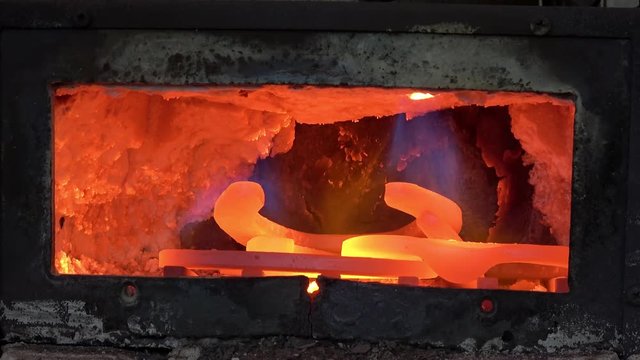 mehrere Hufeisen in einem Schmiedeofen