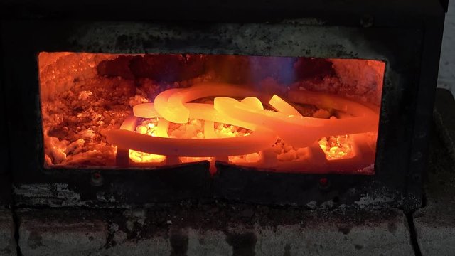 mehrere Hufeisen in einem Schmiedeofen