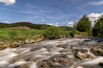 Uferlandschaft an einem Flusslauf © Kostas Koufogiorgos