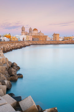 Santa Cruz Cathedral and ocean seen from the promenade along quayside, Cadiz, Andalusia, Spain
