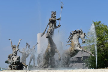 Fuente de Neptuno, fuente del poder