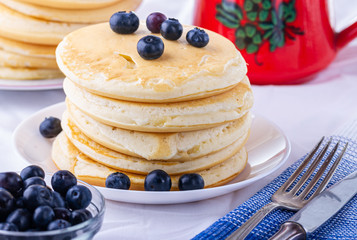 Nalesniki na sniadanie. Domowy posilek. Racuchy z jagodami . Nalesniki z dodatkami.