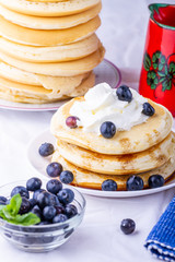 Nalesniki na sniadanie. Domowy posilek. Racuchy z jagodami i bita smietana. Nalesniki z dodatkami.