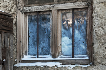 Fototapeta na wymiar Eisblumen am Fenster von Steinhaus
