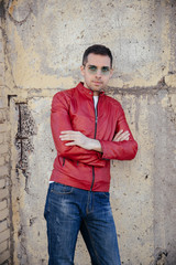Obraz premium portrait of young man in front of brick wall