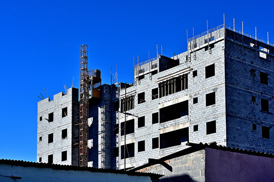 Predio em constru&ccedil;&atilde;o na etapa de levantamento de estrutura