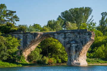 Fototapeta na wymiar Le Pont Cassé de saint-Just-d'Ardèche