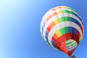 空に浮かぶ気球