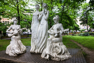 Kutaisi, Georgia: Monument to sisters Ishkhneli (singers of Georgian songs) in town park.