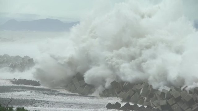 Large Hurricane Waves Crash Into Coastal Defenses - Lan