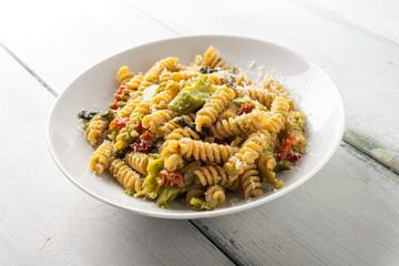 Piatto di fusilli con broccoli e formaggio 