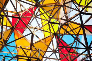 estructuras con formas geométricas en varios colores ,rojo, azul, amarillo, blanco, negro