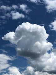Obraz premium Light clouds over Sheffield in bright blue sky