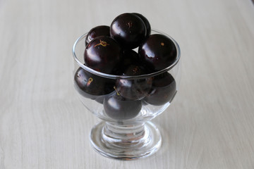 Jabuticaba or Jaboticaba is a purplish-black, white-pulped fruit that can be eaten raw or be used to make jellies, juice or wine.