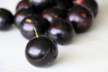 Jabuticaba or Jaboticaba is a purplish-black, white-pulped fruit that can be eaten raw or be used to make jellies, juice or wine.
