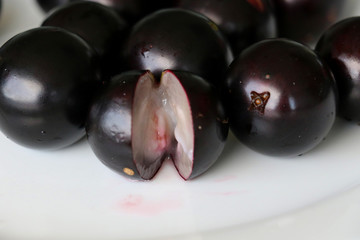 Jabuticaba or Jaboticaba is a purplish-black, white-pulped fruit that can be eaten raw or be used to make jellies, juice or wine.
