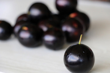 Jabuticaba or Jaboticaba is a purplish-black, white-pulped fruit that can be eaten raw or be used to make jellies, juice or wine.