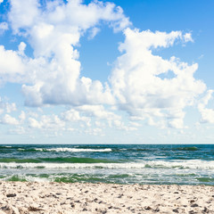Fototapeta na wymiar horizontal line of the sea by the beach square