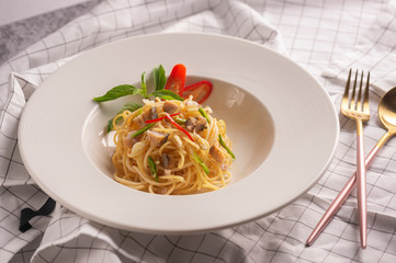 spaghetti with tomato sauce