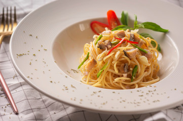 spaghetti with tomato sauce and basil