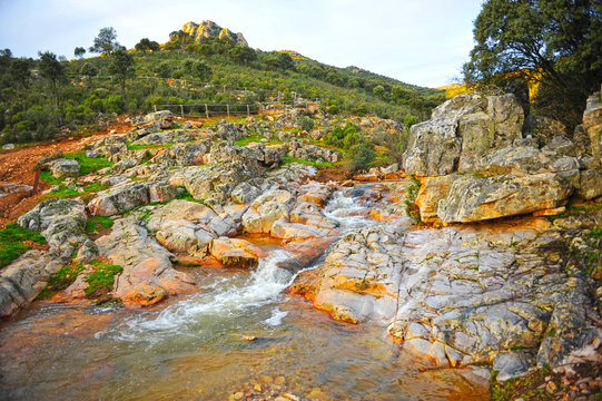 Cascada de La Batanera o Chorrera de los Batanes cerca del pueblo de Fuencaliente en el Parque Natural Valle de Alcudia y Sierra Madrona, provincia de Ciudad Real, Castilla la Mancha, Espa&ntilde;a