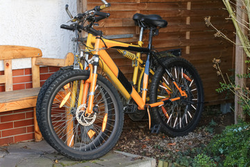 Fototapeta na wymiar Zwei gelbe Fahrräder