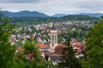 Ausblick auf die Stadtkirche von Balingen auf der Schw&auml;bischen Alb