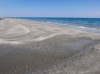 Fototapeta na wymiar vista solitaria della spiaggia fuori stagione