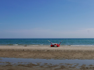 vista solitaria della spiaggia fuori stagione