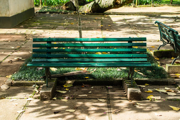 Banco de madeira no parque do Ibirapuera para pessoas descansarem e curtir a natureza,São Paulo,...