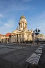 Fototapeta premium Stara latarnia uliczna i Französischer Dom (Katedra Francuska) na placu Gendarmenmarkt w Berlinie, w Niemczech, w słoneczny poranek.