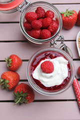 Schichtdessert mit Früchten