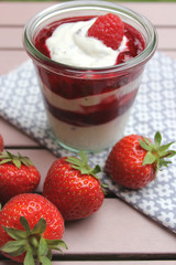 Schichtdessert mit roter Grütze