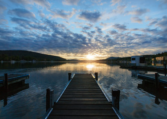 Obraz premium The pier in boat quay in Velden am Worthersee in sunrise