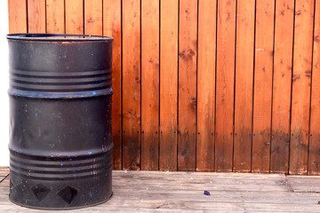 Naklejka premium Barrel on the background of a wooden wall..